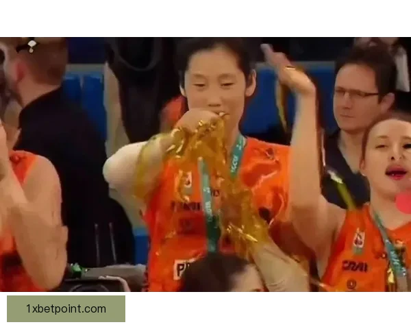 以晃出空网朱婷暴扣钉地板帅气封神全场沸腾时刻燃爆赛场巅峰对决